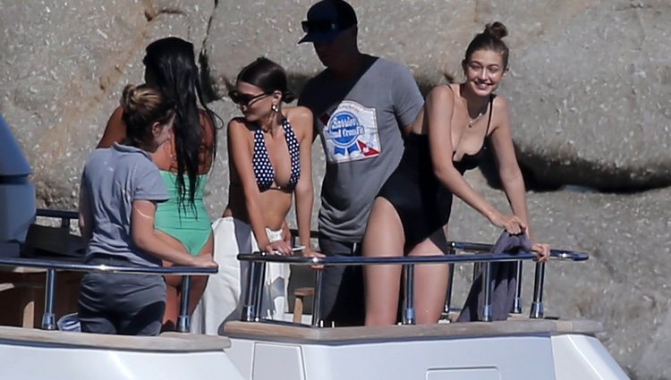 Gigi Hadid y Emily Ratajkowski en Mykonos