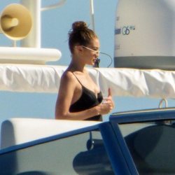 Gigi Hadid disfruta de una jornada en alta mar en Mykonos