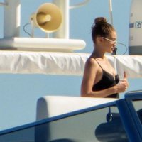 Gigi Hadid disfruta de una jornada en alta mar en Mykonos