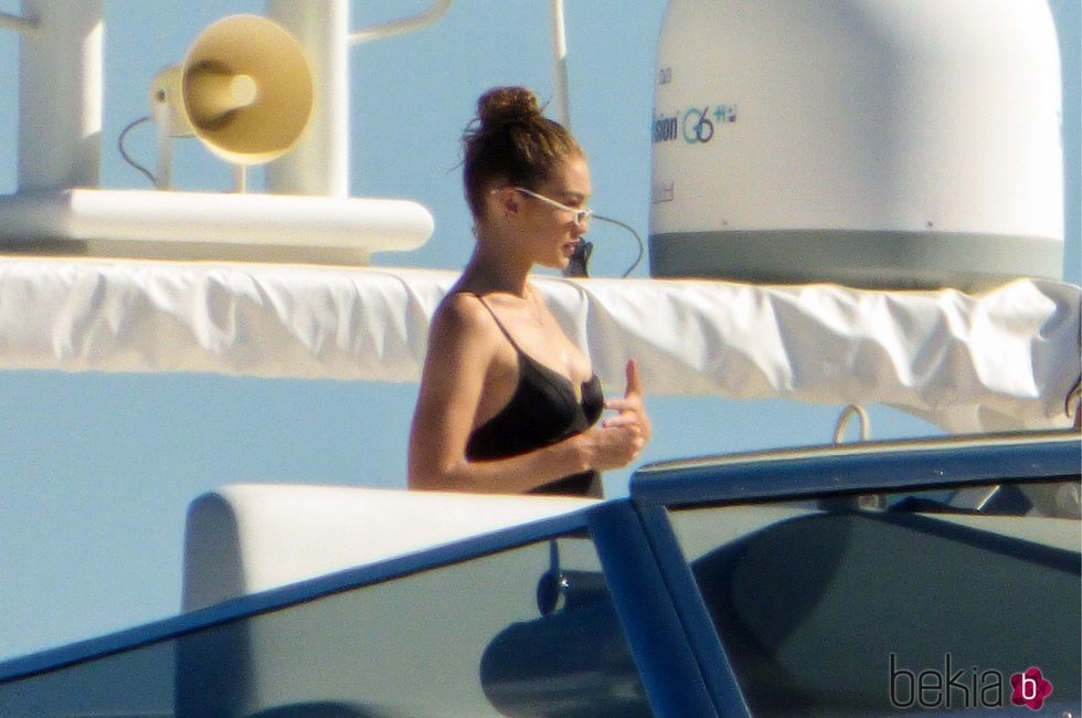 Gigi Hadid disfruta de una jornada en alta mar en Mykonos