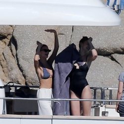 Gigi Hadid y Emily Ratajkowski en un barco