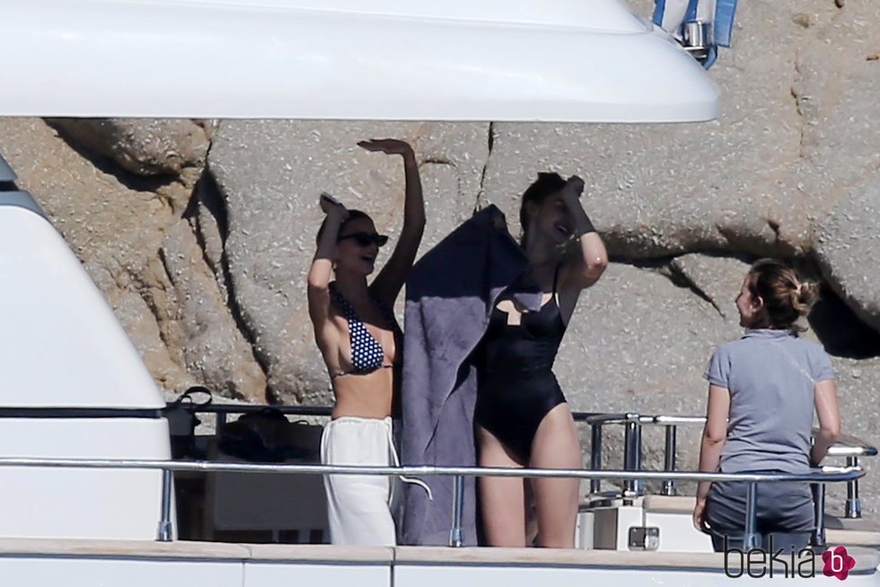 Gigi Hadid y Emily Ratajkowski en un barco