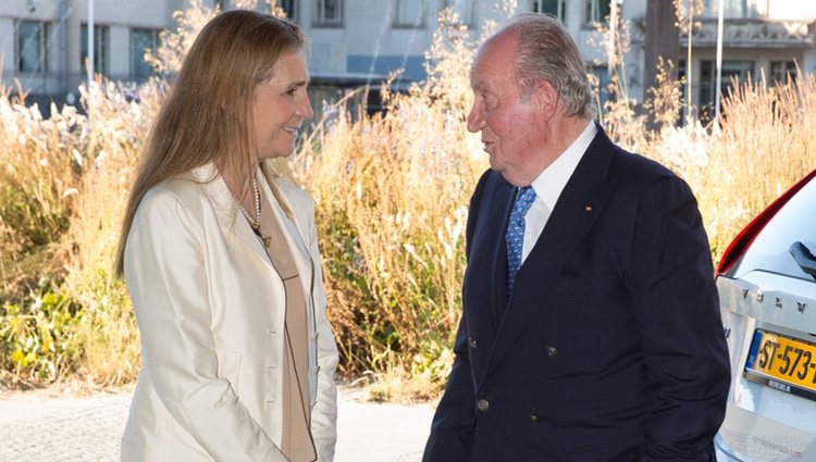 El Rey Juan Carlos y la Infanta Elena en la final de la Volvo Ocean Race en La Haya