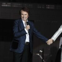 Raphael y Miriam de la mano en el concierto 'OT Bernabéu'