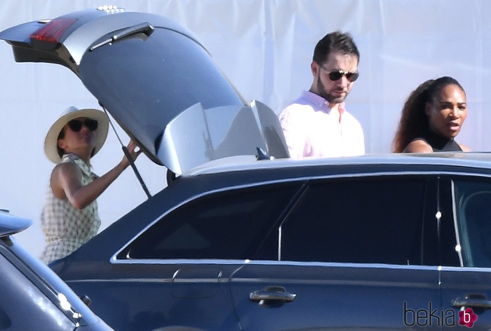 Meghan Markle y Serena Williams acudiendo a un partido de polo benéfico