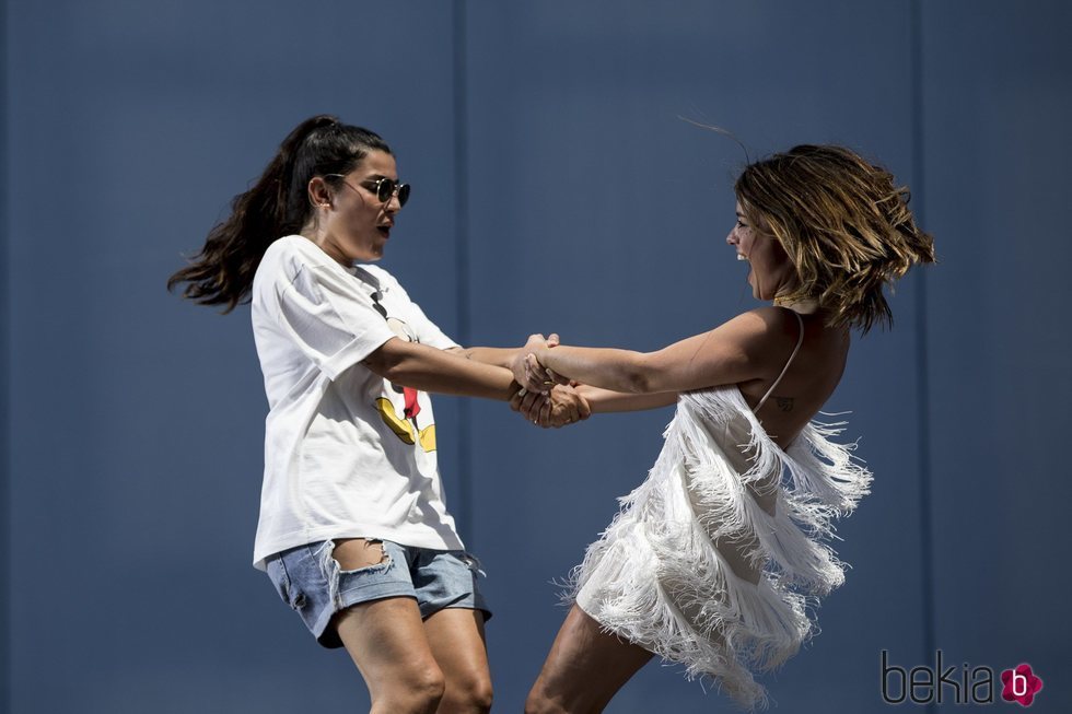 Dulceida y su mujer, Alba Paul, bailan durante el 'Dulceweekend 2018'