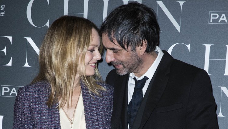 Vanessa Paradis y Samuel Benchetrit muy enamorados en la premiere de 'Chien'