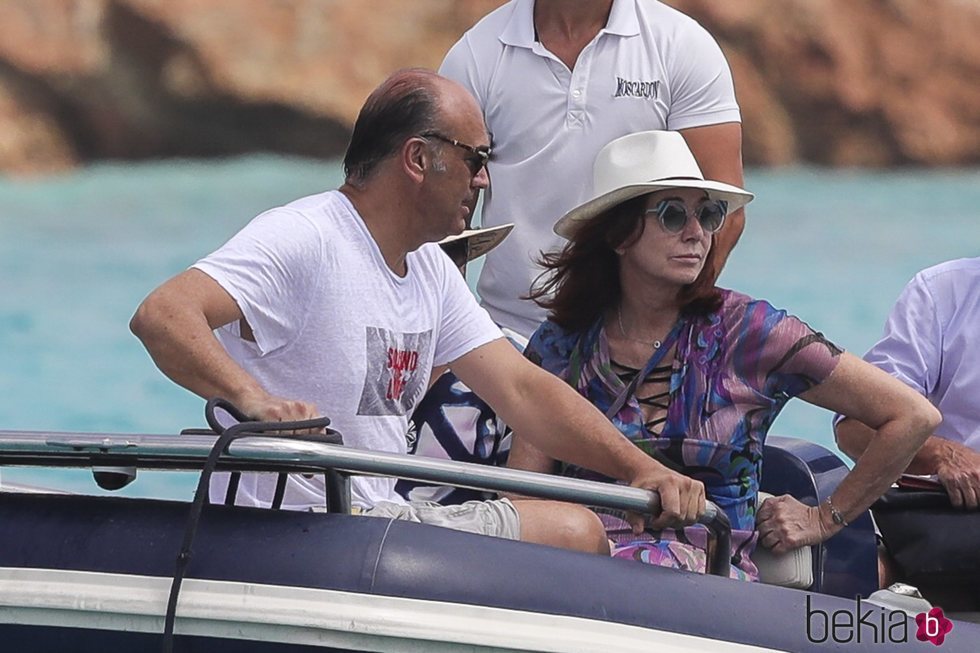 Ana Rosa Quintana y Juan Muñoz de camino a la embarcación en alta mar