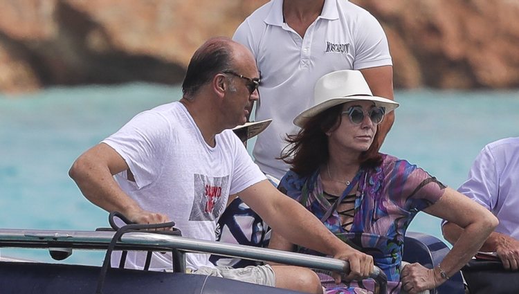 Ana Rosa Quintana y Juan Muñoz de camino a la embarcación en alta mar