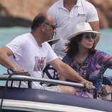 Ana Rosa Quintana y Juan Muñoz de camino a la embarcación en alta mar