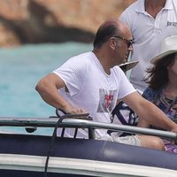 Ana Rosa Quintana y Juan Muñoz de camino a la embarcación en alta mar