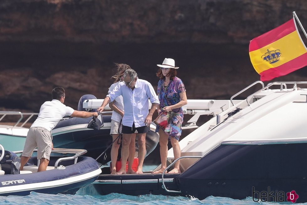 Ana Rosa Quintana y Juan Muñoz pasando el día en un embarcación