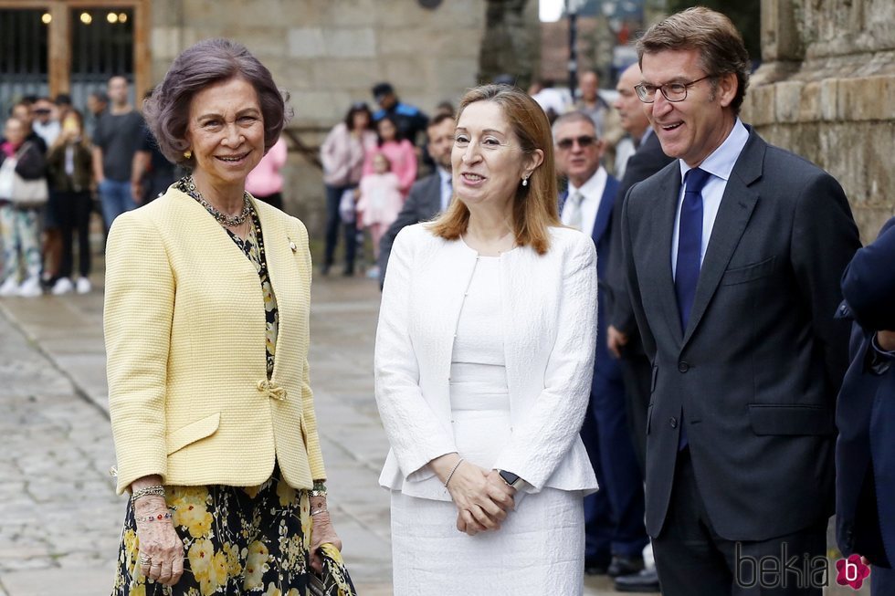 La Reina Sofía, Ana Pastor y Alberto Nuñez Feijoo durante un acto en la Catedral de Santiago de Compostela