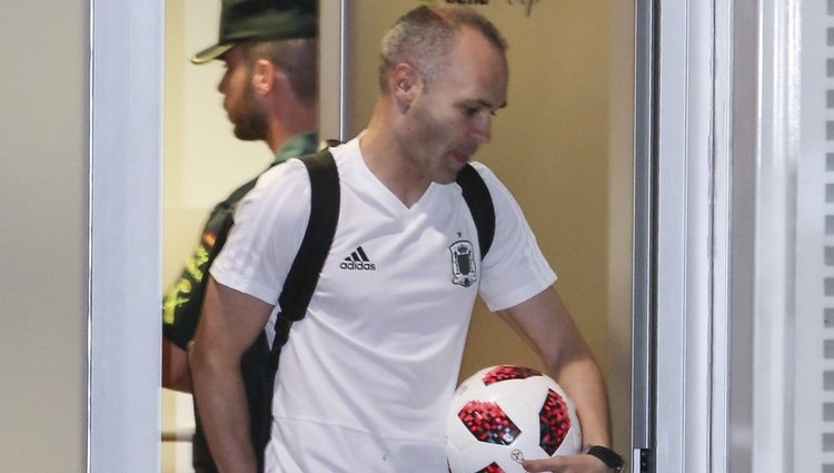 Andrés Iniesta con el balón de su último partido con la Selección Española