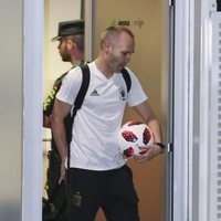 Andrés Iniesta con el balón de su último partido con la Selección Española