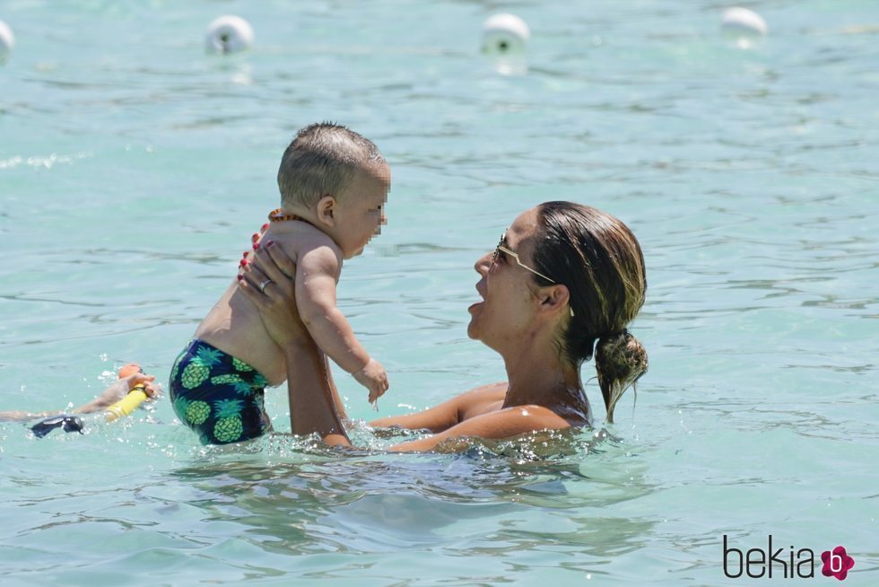 Tamara Gorro con su hijo de vacaciones en Ibiza