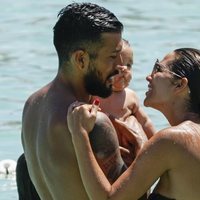 Tamara Gorro y Ezequiel Garay juegan con su hijo Antonio