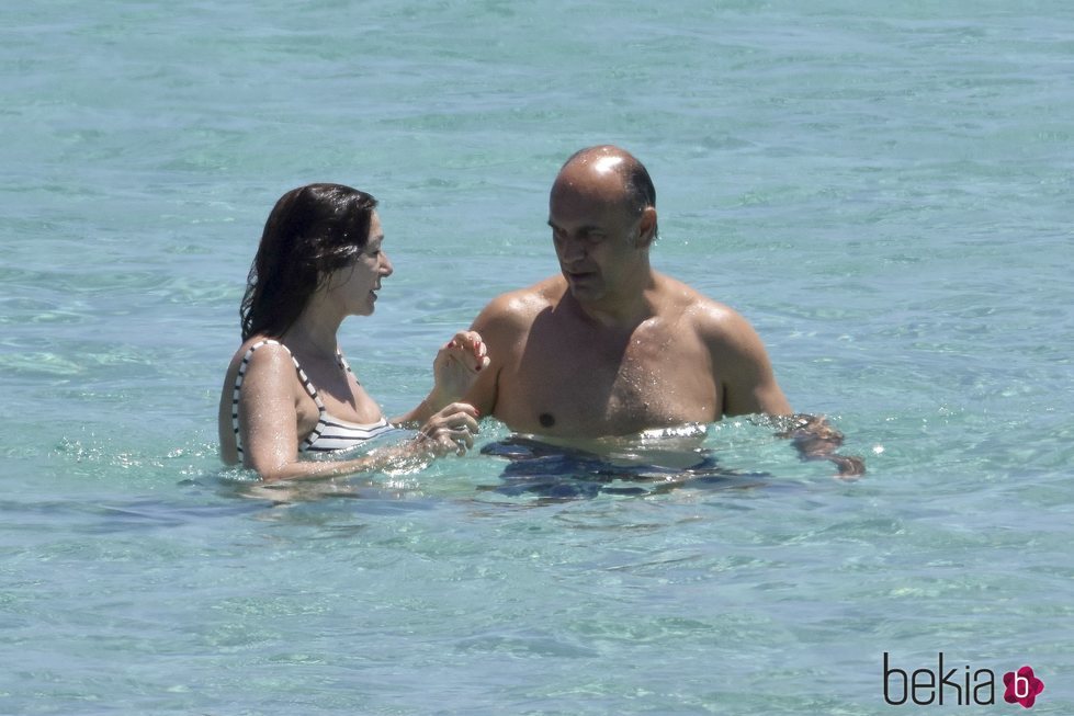 Ana Rosa Quintana y Juan Muñoz dándose un baño en Formentera