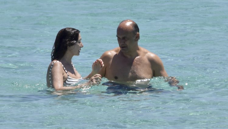 Ana Rosa Quintana y Juan Muñoz dándose un baño en Formentera