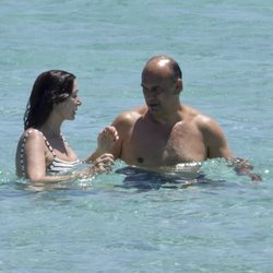 Ana Rosa Quintana y Juan Muñoz dándose un baño en Formentera