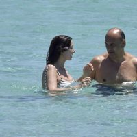 Ana Rosa Quintana y Juan Muñoz dándose un baño en Formentera