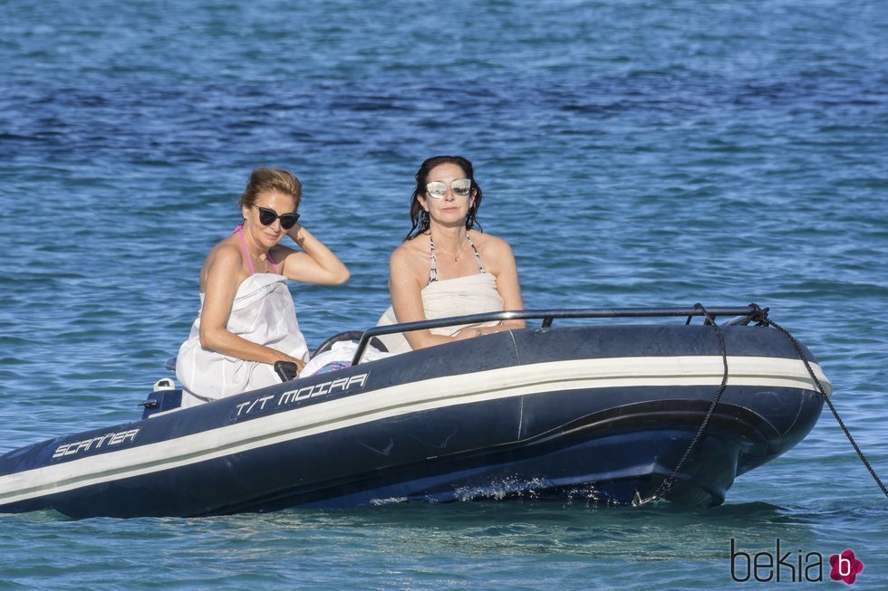 Ana Rosa Quintana y una amiga surcando las aguas de la isla de Formentera