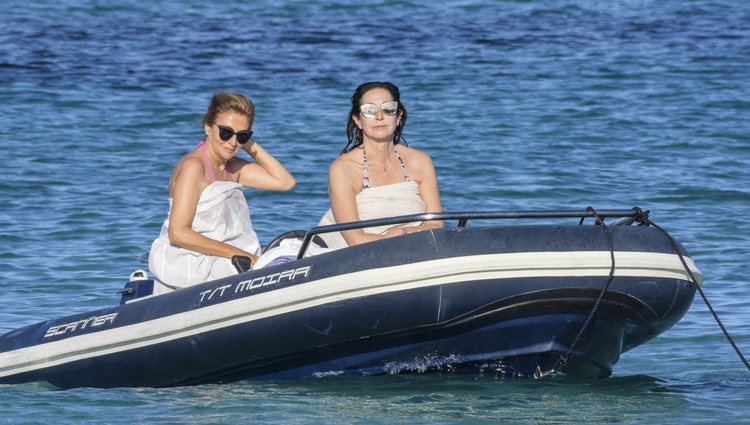 Ana Rosa Quintana y una amiga surcando las aguas de la isla de Formentera