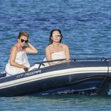 Ana Rosa Quintana y una amiga surcando las aguas de la isla de Formentera