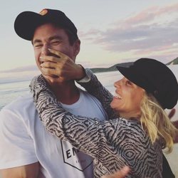 Elsa Pataky y Chris Hemsworth, muy enamorados en la playa