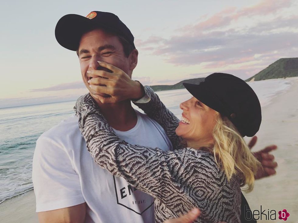 Elsa Pataky y Chris Hemsworth, muy enamorados en la playa