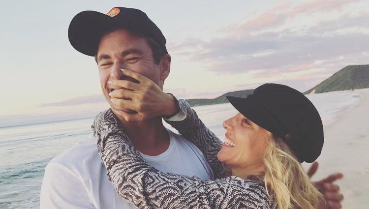 Elsa Pataky y Chris Hemsworth, muy enamorados en la playa