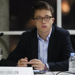 Iñigo Errejón durante una reunión para el cambio de la Ley Electoral