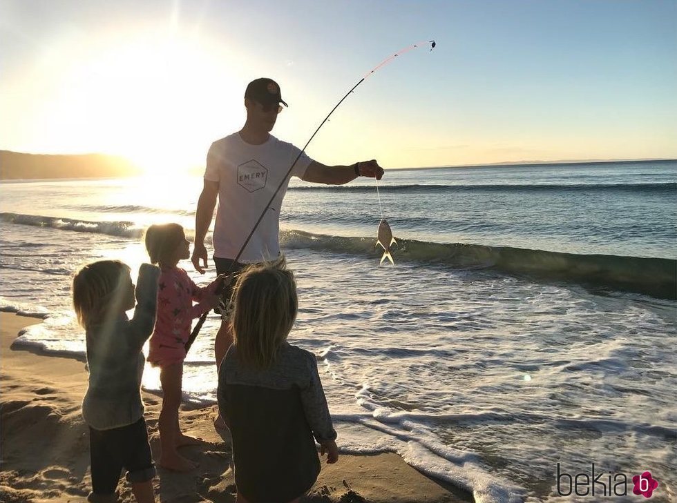 Chris Hemsworth pescando con sus hijos en la playa