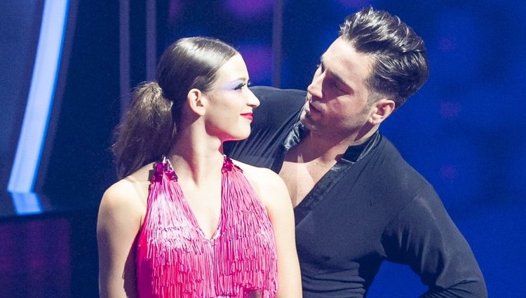 David Bustamante y Yana Olina mirándose cariñosamente durante la octava gala de 'Bailando con las estrellas'