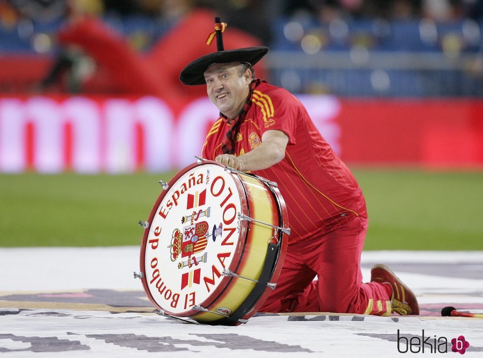 Manolo el del Bombo animando a la selección española durante un partido en 2008