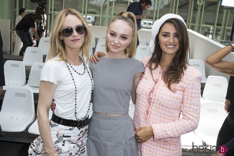 Vanessa Paradis, Lily-Rose Depp y Penélope Cruz en el desfile Alta Costura de Chanel