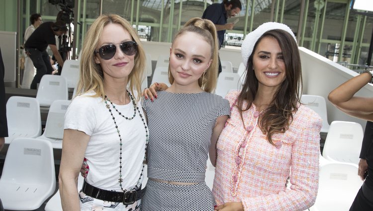 Vanessa Paradis, Lily-Rose Depp y Penélope Cruz en el desfile Alta Costura de Chanel