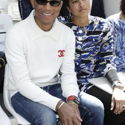 Pharrell Williams y su esposa en el destile Alta Costura 2018/2019 de chanel en París