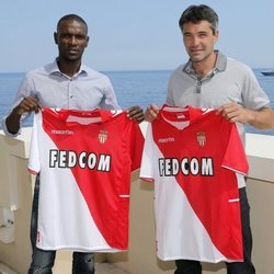 Éric Abidal posando con la camiseta del Mónaco