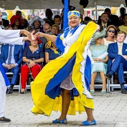 Los Reyes Máxima y Guillermo de Holanda asisten a un tradicional baile en su visita de Curazao