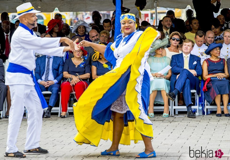 Los Reyes Máxima y Guillermo de Holanda asisten a un tradicional baile en su visita de Curazao