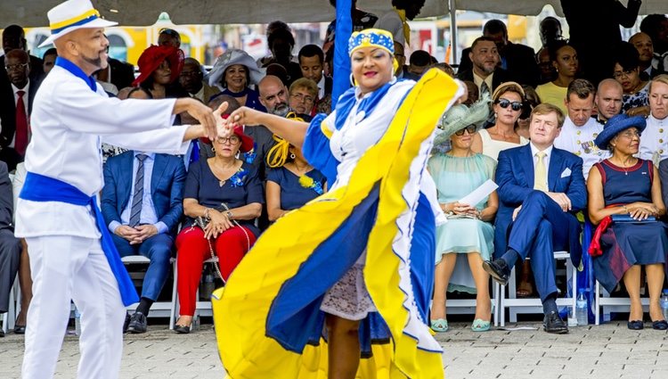 Los Reyes Máxima y Guillermo de Holanda asisten a un tradicional baile en su visita de Curazao