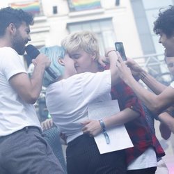 Marina y su novio Bast en el pregón del Orgullo de Madrid 2018