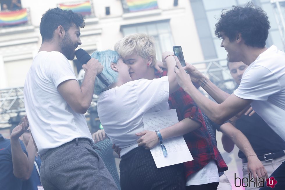 Marina y su novio Bast en el pregón del Orgullo de Madrid 2018