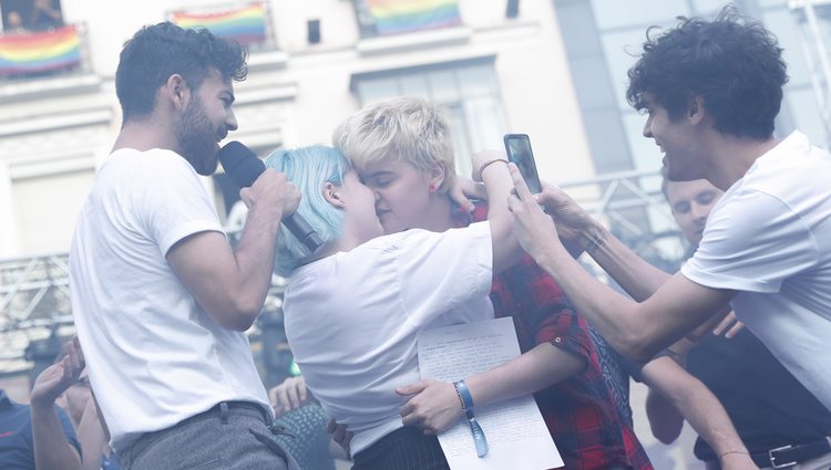 Marina y su novio Bast en el pregón del Orgullo de Madrid 2018