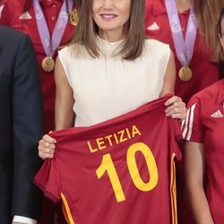 La Reina Letizia recibe una camiseta con su nombre en la audiencia a la Selección Nacional Femenina sub-17 de Fútbol