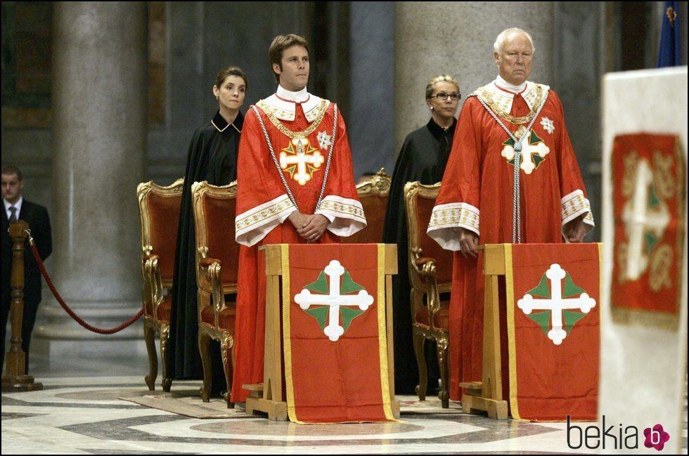 Filiberto y Víctor Manuel de Saboya durante una ceremonia religiosa