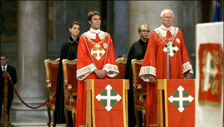 Filiberto y Víctor Manuel de Saboya durante una ceremonia religiosa