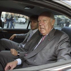 Víctor Manuel de Saboya junto a su hijo montados en un coche en Florencia