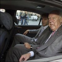 Víctor Manuel de Saboya junto a su hijo montados en un coche en Florencia